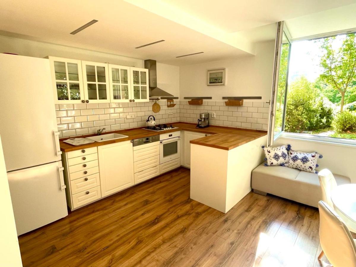 70M2 Romantic Living In The Old Town With Garden บราติสลาวา ภายนอก รูปภาพ