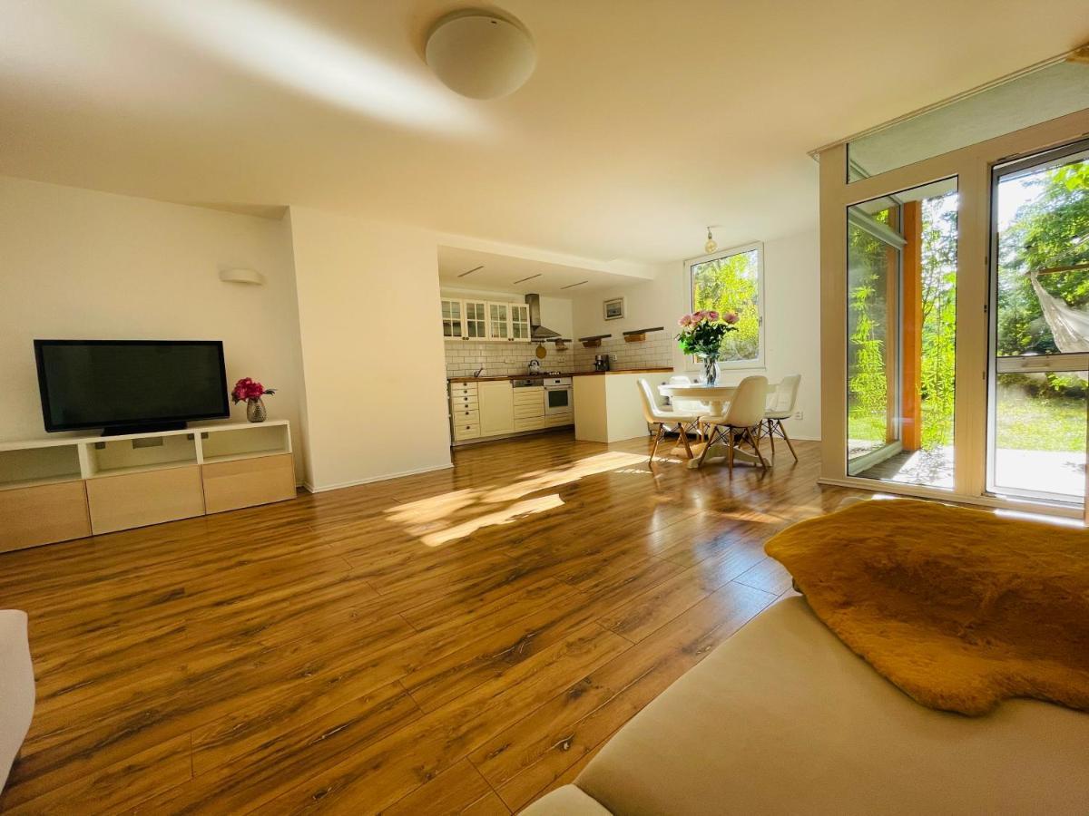 70M2 Romantic Living In The Old Town With Garden บราติสลาวา ภายนอก รูปภาพ