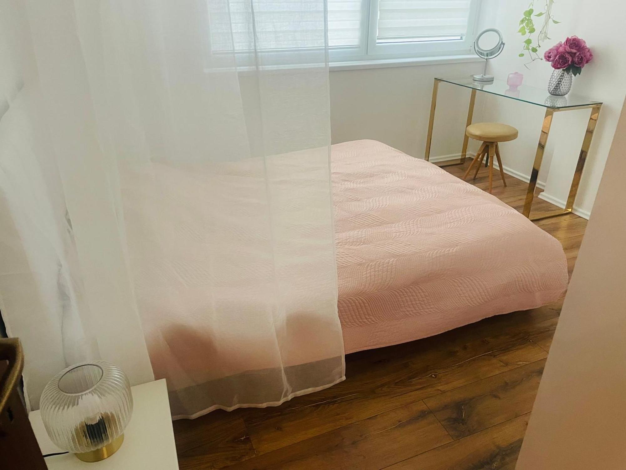 70M2 Romantic Living In The Old Town With Garden บราติสลาวา ภายนอก รูปภาพ