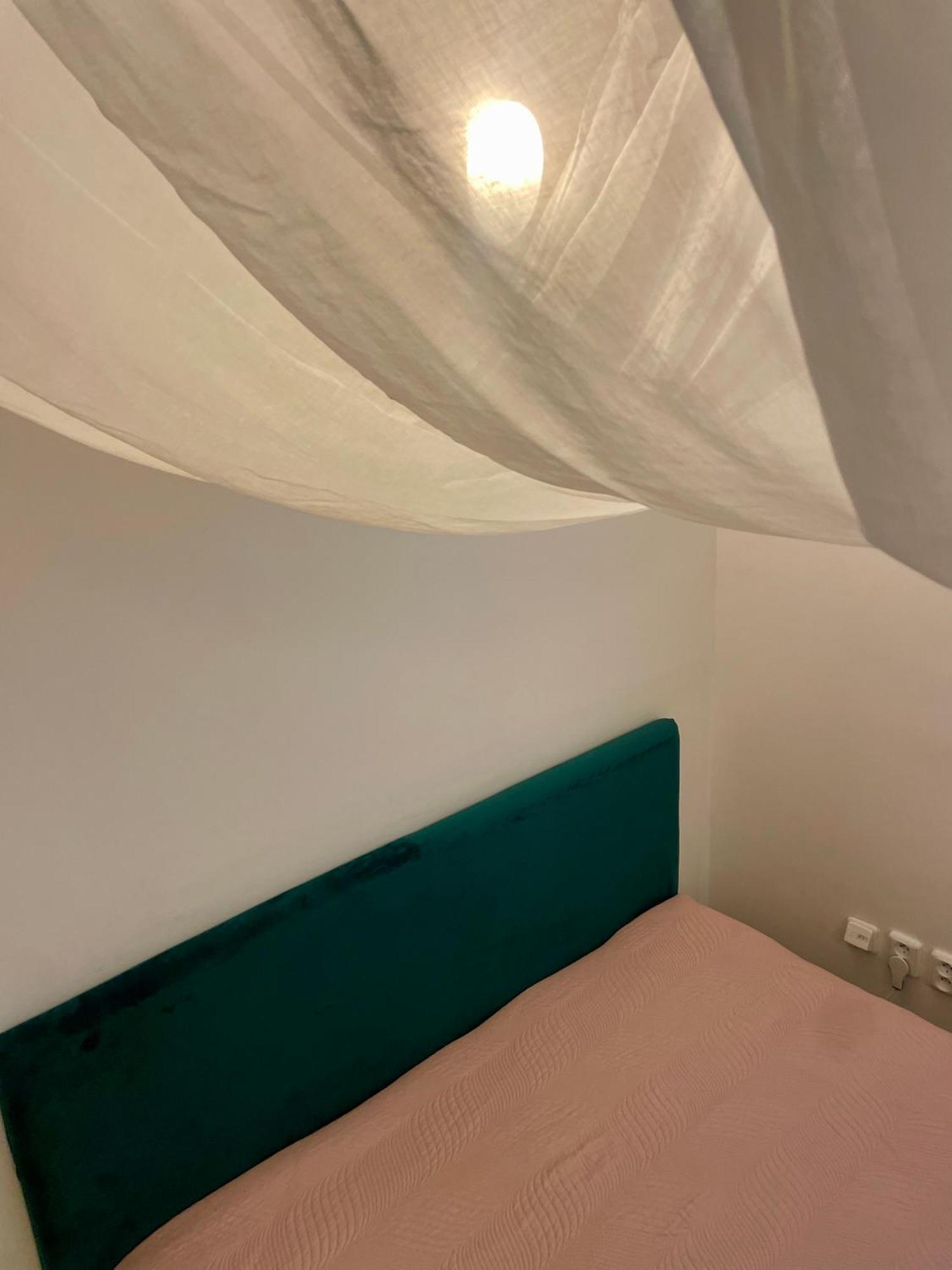 70M2 Romantic Living In The Old Town With Garden บราติสลาวา ภายนอก รูปภาพ