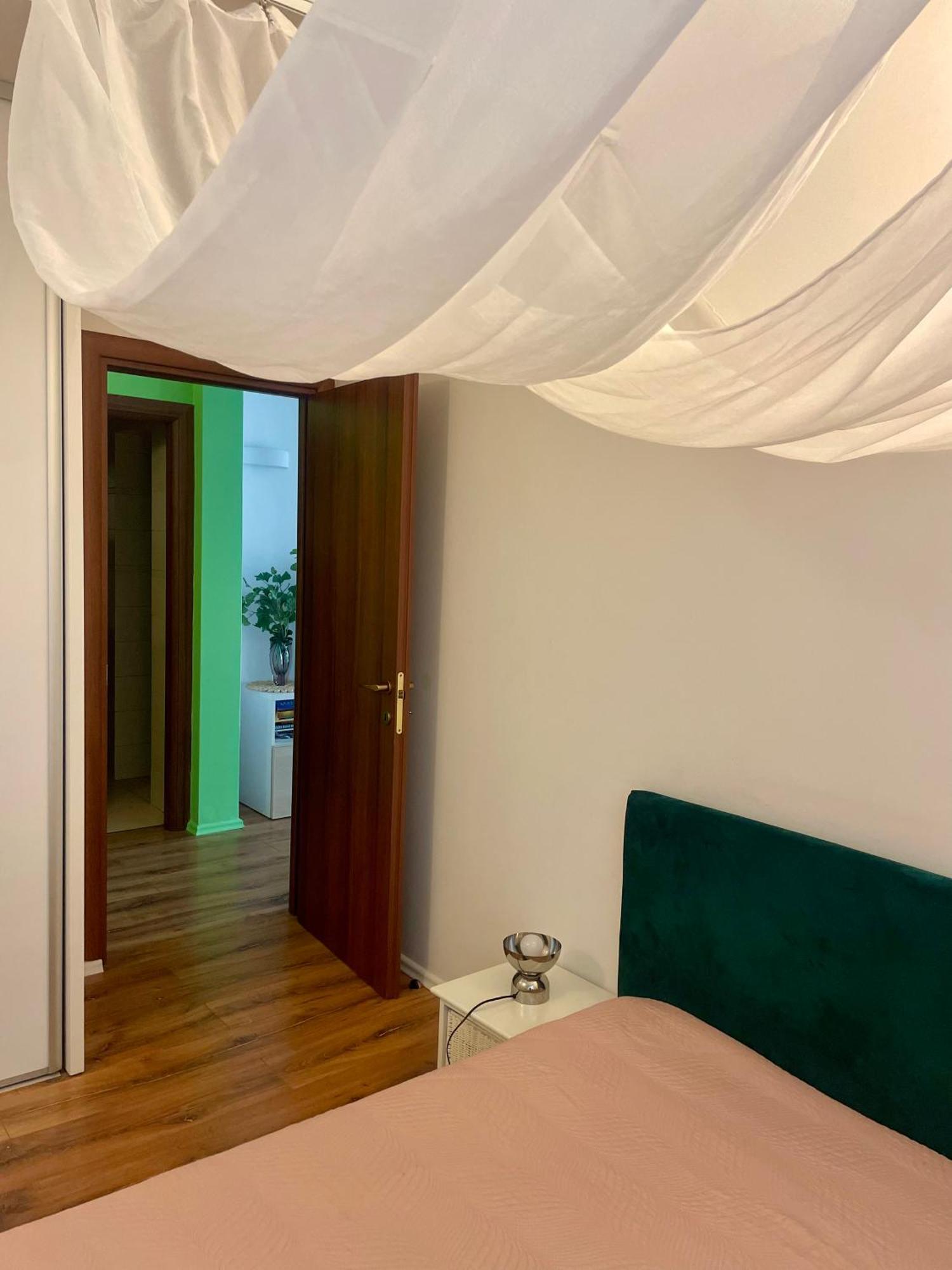 70M2 Romantic Living In The Old Town With Garden บราติสลาวา ภายนอก รูปภาพ